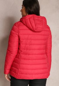 Renee - Czerwona Kurtka Pikowana Jyva. Kolekcja: plus size. Kolor: czerwony. Materiał: tkanina, materiał. Długość rękawa: długi rękaw. Długość: długie. Sezon: jesień, zima