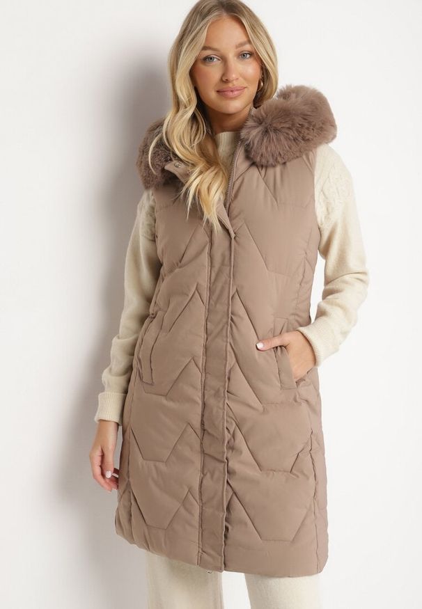 Born2be - Ciemnobeżowa Kamizelka Pikowana z Futerkiem i Kapturem Innarella. Okazja: na co dzień, do pracy. Kolor: beżowy. Materiał: futro. Styl: casual, elegancki