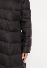 Born2be - Czarna Długa Pikowana Kurtka Płaszcz z Kapturem i Ozdobnymi Suwakami Vlemika. Typ kołnierza: kaptur. Kolor: czarny. Długość: długie #4