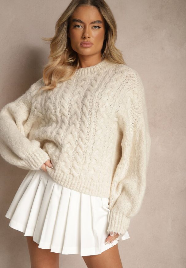 Renee - Jasnobeżowy Sweter z Wełną o Eleganckim Warkoczowym Splotem Makkaria. Okazja: na co dzień, na spacer. Kolor: beżowy. Materiał: wełna. Długość rękawa: długi rękaw. Długość: długie. Wzór: ze splotem. Sezon: jesień. Styl: elegancki