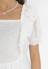 Born2be - Biała Sukienka Mini z Falbankami przy Rękawach i Gumką w Pasie Nevitta. Typ kołnierza: kołnierz z falbankami. Kolor: biały. Materiał: tkanina. Wzór: nadruk. Długość: mini #3