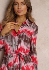 Renee - Czerwona Sukienka Thronanthe. Kolor: czerwony. Długość rękawa: długi rękaw. Typ sukienki: koszulowe. Długość: maxi