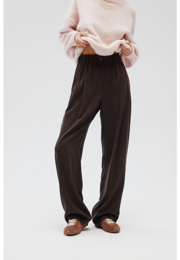 Marsala - Eleganckie spodnie z zakładkami w kolorze DEEP BROWN - DERRY-M/L. Okazja: na co dzień. Materiał: guma, tkanina. Wzór: gładki. Styl: elegancki