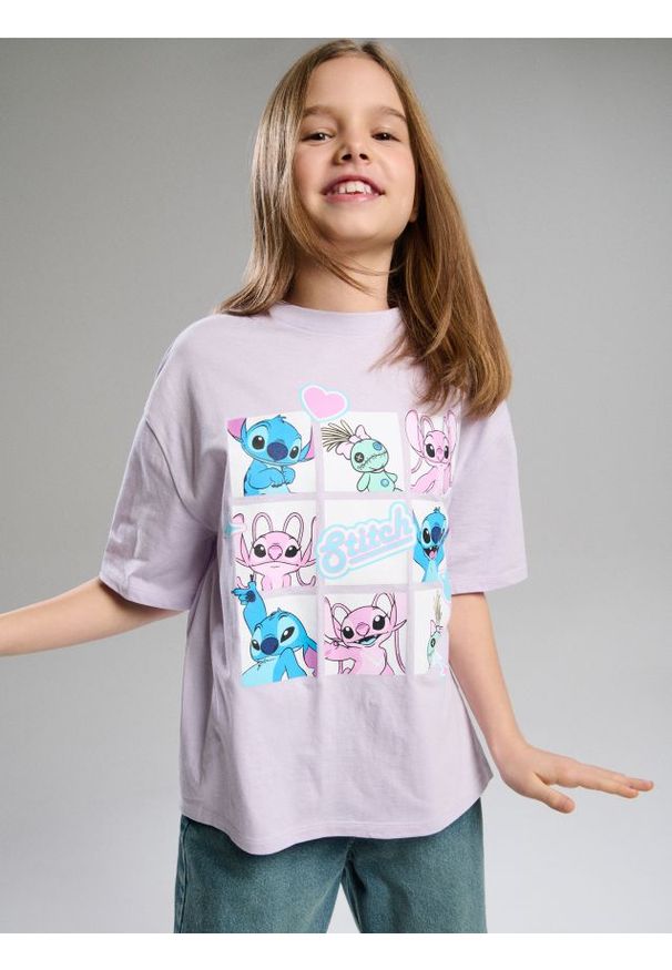 Sinsay - Bawełniana koszulka z krótkim rękawem Lilo & Stitch - fioletowy. Kolor: fioletowy. Materiał: bawełna. Długość rękawa: krótki rękaw. Długość: krótkie