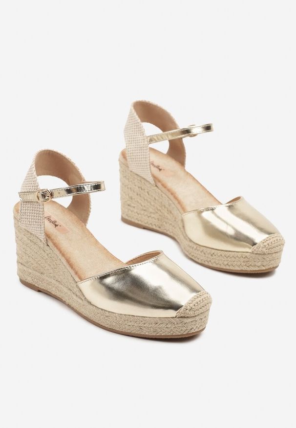 Born2be - Złote Sandały Espadryle na Plecionym Koturnie Nilivian. Okazja: na co dzień. Zapięcie: pasek. Kolor: złoty. Sezon: lato. Obcas: na koturnie. Styl: elegancki, casual