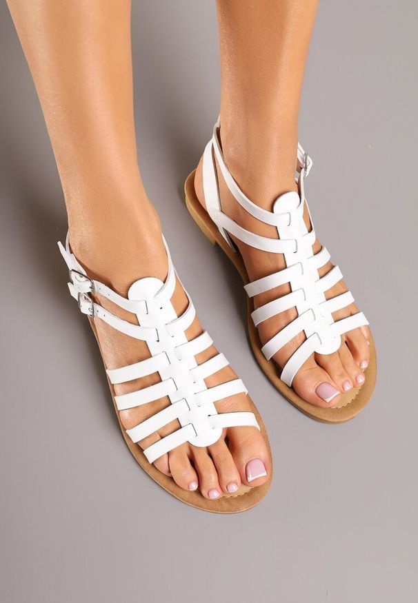 Born2be - Białe Sandały Typu Rzymianki Ziresea. Okazja: na co dzień. Zapięcie: sprzączka. Kolor: biały. Materiał: jeans. Obcas: na obcasie. Styl: casual, elegancki