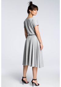 Sukienki.shop - Rozkloszowana sukienka midi z paskiem w talii zbluzowana góra szara. Okazja: na spacer, na co dzień, na imprezę. Typ kołnierza: dekolt w łódkę, kokarda. Kolor: szary. Materiał: bawełna, materiał, tkanina, elastan. Długość rękawa: krótki rękaw. Typ sukienki: rozkloszowane, proste, dopasowane. Styl: klasyczny, elegancki, casual. Długość: midi