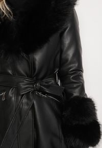 Born2be - Czarna Taliowana Kurtka z Imitacji Skóry Obszyta Futerkiem Tilista. Okazja: na co dzień. Kolekcja: plus size. Kolor: czarny. Materiał: skóra, futro. Długość rękawa: długi rękaw. Długość: długie. Styl: klasyczny, casual, elegancki #5