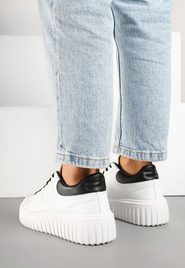 Born2be - Biało-Czarne Sneakersy na Grubej Tłoczonej Podeszwie Zdivila. Kolor: biały. Materiał: jeans