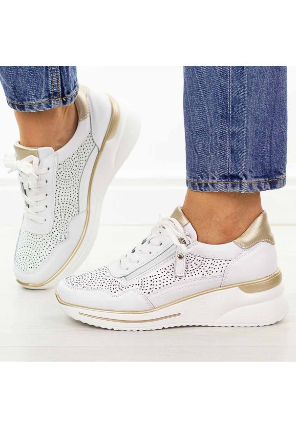 Białe skórzane półbuty damskie Filippo Dp7618/26. Okazja: na co dzień, na spacer. Nosek buta: okrągły. Zapięcie: sznurówki. Kolor: biały. Szerokość cholewki: normalna. Wzór: ażurowy. Materiał: skóra. Sezon: wiosna, lato. Obcas: na koturnie. Styl: casual, klasyczny, elegancki