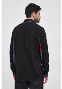 Desigual Koszula bawełniana męska kolor czarny regular z kołnierzykiem klasycznym. Okazja: na co dzień. Typ kołnierza: kołnierzyk klasyczny. Kolor: czarny. Materiał: bawełna. Styl: casual, klasyczny #2