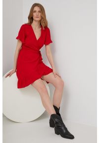 Answear Lab sukienka kolor czerwony mini rozkloszowana. Kolor: czerwony. Materiał: tkanina. Długość rękawa: krótki rękaw. Styl: wakacyjny. Długość: mini