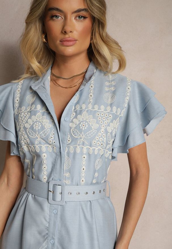 Renee - Niebieska Rozkloszowana Sukienka w Stylu Boho z Paskiem Zdobiona Haftem Falbanami Vallsara. Okazja: na co dzień, na spacer, na imprezę. Typ kołnierza: kołnierzyk koszulowy. Kolor: niebieski. Wzór: aplikacja, haft. Sezon: lato. Typ sukienki: proste, koszulowe. Styl: boho