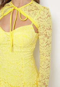 Born2be - Żółta Rozkloszowana Sukienka Koktajlowa z Koronką i Bolerkiem Eyrfedi. Okazja: na randkę, na ślub cywilny, na wesele. Kolor: żółty. Materiał: koronka. Długość rękawa: na ramiączkach. Wzór: koronka. Styl: wizytowy #5
