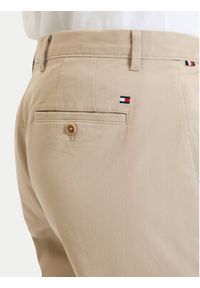 TOMMY HILFIGER - Tommy Hilfiger Chinosy Denton Essential MW0MW40262 Beżowy Straight Fit. Kolor: beżowy. Materiał: bawełna #5