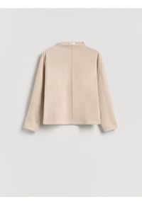 Reserved - Bluzka z przeszyciem - kremowy. Kolor: kremowy. Materiał: dzianina #1