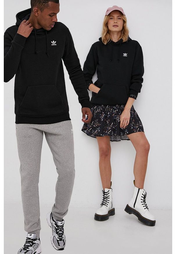 adidas Originals Bluza kolor czarny z kapturem gładka. Okazja: na co dzień. Typ kołnierza: kaptur. Kolor: czarny. Wzór: gładki. Styl: casual