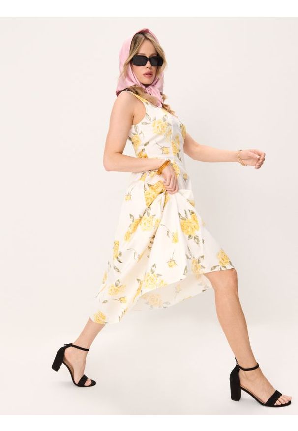 Sinsay - Bawełniana sukienka midi na ramiączkach z marszczeniami - wielobarwny. Materiał: bawełna. Długość rękawa: na ramiączkach. Długość: midi