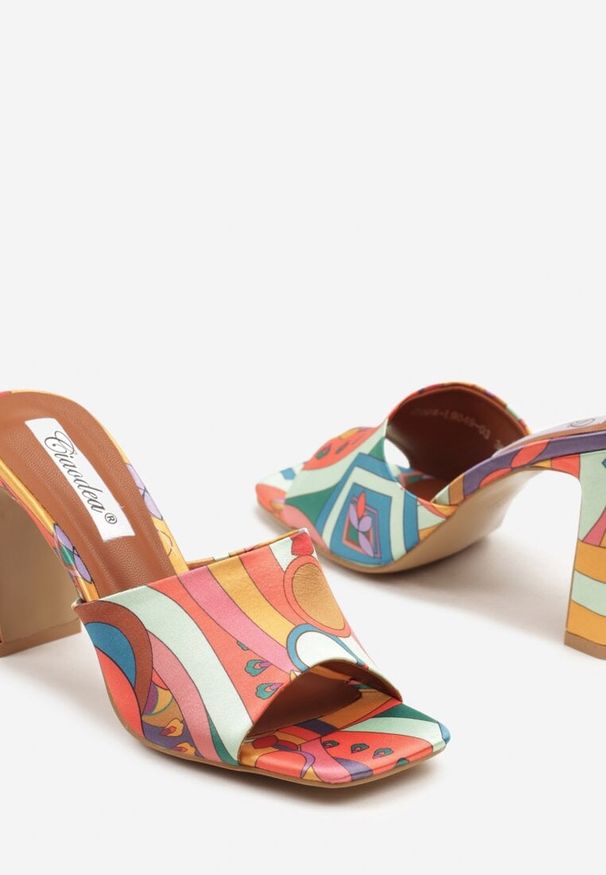 Renee - Pomarańczowe Klapki na Słupku Ozdobione Geometrycznym Motywem Tizana. Okazja: na co dzień. Kolor: pomarańczowy. Materiał: jeans. Wzór: aplikacja, geometria. Obcas: na słupku. Styl: elegancki, casual