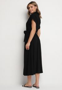 Born2be - Czarna Sukienka z Bawełny o Koszulowym Kroju z Wiązanym Paskiem Elanitiela. Okazja: na co dzień. Kolor: czarny. Materiał: bawełna. Długość rękawa: krótki rękaw. Typ sukienki: koszulowe. Styl: casual, elegancki #2