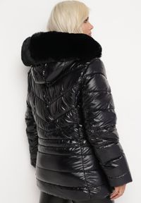 Born2be - Czarna Kurtka z Pikowaniem i Futerkiem Przy Kapturze Nejlo. Okazja: na spacer. Kolor: czarny. Materiał: futro. Sezon: zima, jesień. Styl: elegancki #7