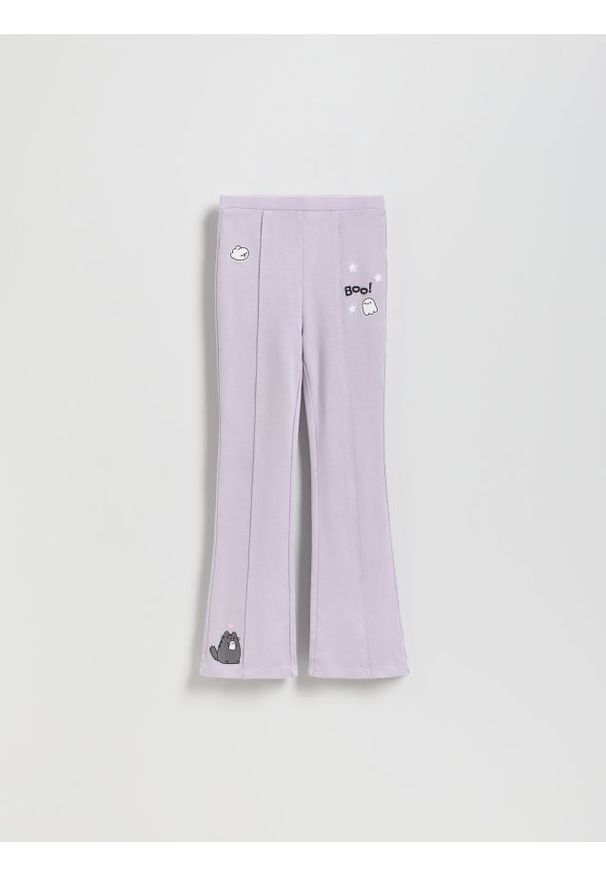 Reserved - Spodnie flare Pusheen - lawendowy. Kolor: fioletowy. Materiał: bawełna