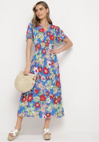 Born2be - Niebieska Sukienka w Kwiaty z Kopertowym Dekoltem i Gumkami w Pasie Lomanda. Okazja: na spacer, na co dzień. Typ kołnierza: dekolt kopertowy. Kolor: niebieski. Wzór: kwiaty. Sezon: lato. Typ sukienki: kopertowe. Styl: elegancki, casual, klasyczny. Długość: midi #4