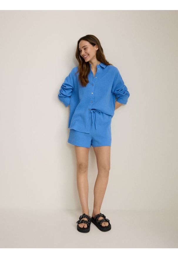 Reserved - Szorty z bawełnianego muślinu - jasnoniebieski. Kolor: niebieski. Materiał: bawełna