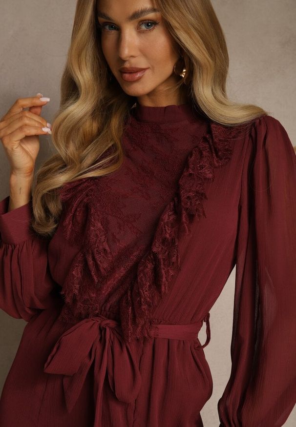 Renee - Bordowa Romantyczna Sukienka z Bufiastymi Rękawami i Falbanką z Koronki Sewmira. Kolor: czerwony. Materiał: koronka. Wzór: koronka. Styl: elegancki, rockowy