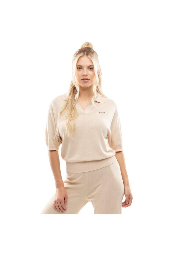 SIROKO - Damska koszulka polo z dzianiny Siroko IBZ Versa Sand. Typ kołnierza: polo. Kolor: beżowy. Materiał: dzianina. Długość rękawa: krótki rękaw. Długość: krótkie