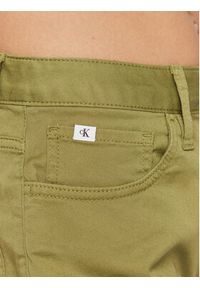 Calvin Klein Jeans Szorty materiałowe J20J223135 Zielony Mom Fit. Kolor: zielony. Materiał: bawełna