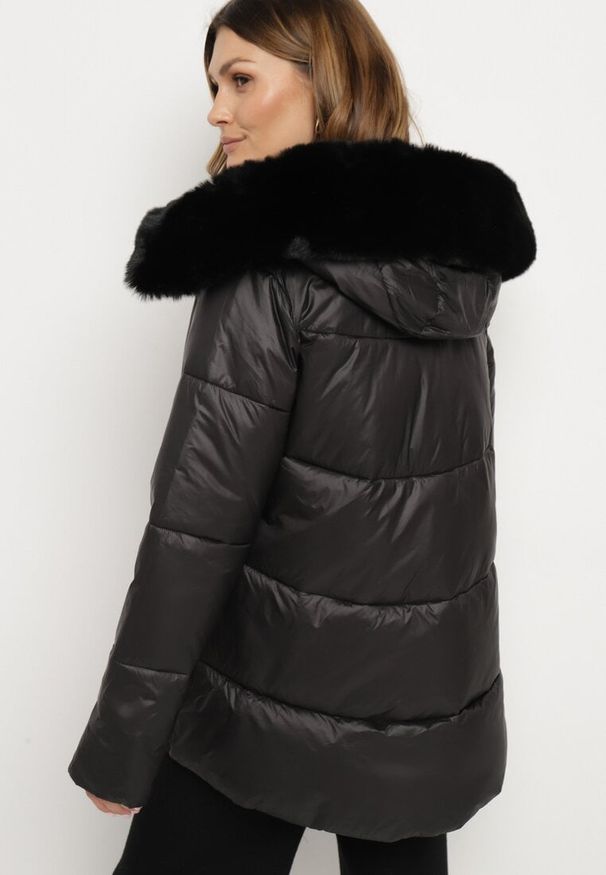 Born2be - Czarna Pikowana Kurtka z Dłuższym Tyłem i Futerkiem przy Kapturze Verrira. Okazja: na spotkanie biznesowe, na co dzień, na spacer, do pracy. Kolor: czarny. Materiał: futro. Długość: długie. Styl: biznesowy, casual, klasyczny
