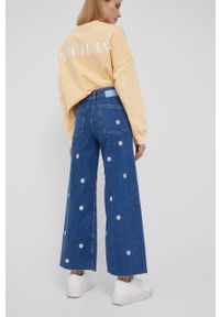 Desigual jeansy 22SWDD22 damskie high waist. Stan: podwyższony. Kolor: niebieski. Wzór: haft #2