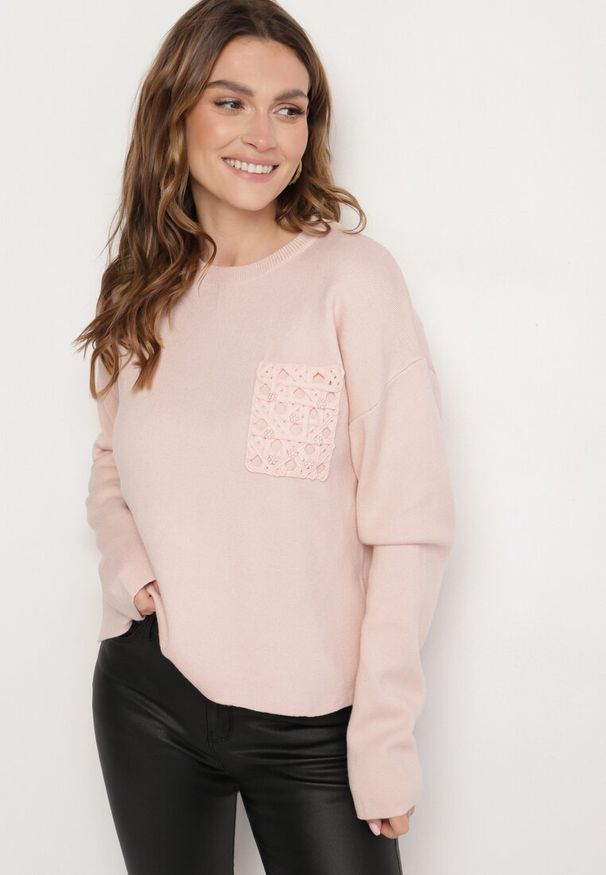 Born2be - Jasnoróżowy Sweter o Pudełkowym Kroju z Ozdobną Kieszonką Seaviraen. Okazja: do pracy, na co dzień. Kolor: różowy. Materiał: jeans. Długość rękawa: długi rękaw. Długość: długie. Styl: casual, elegancki