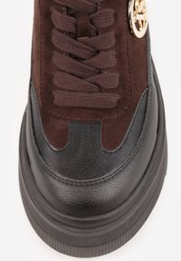 Born2be - Brązowe Sneakersy Vices na Platformie Zdobione Okrągłą Aplikacją Wodvire. Okazja: na spacer, na co dzień. Nosek buta: okrągły. Kolor: brązowy. Materiał: jeans. Szerokość cholewki: normalna. Wzór: aplikacja. Obcas: na platformie. Sport: turystyka piesza #4