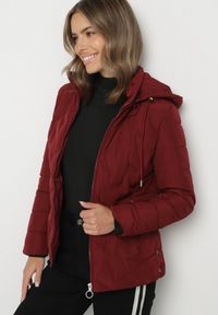 Born2be - Bordowa Przejściowa Kurtka z Pikowanymi Przeszyciami i Odpinanym Kapturem Olunea. Okazja: na spacer, na co dzień. Kolor: czerwony. Materiał: jeans, poliester. Styl: casual, elegancki #4