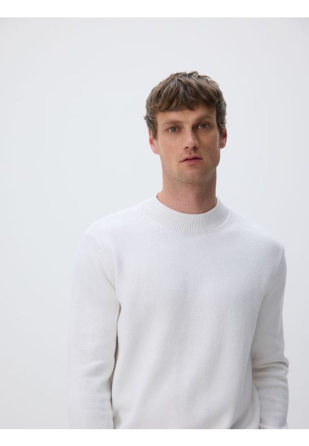 Reserved - Bawełniany półgolf - biały. Kolor: biały. Materiał: bawełna