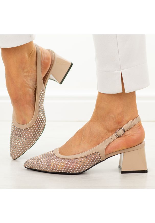Beżowe czółenka damskie na słupku Vinceza 62300. Okazja: na wesele, na ślub cywilny. Zapięcie: pasek. Kolor: beżowy. Wzór: aplikacja. Materiał: materiał, skóra. Sezon: wiosna, lato. Obcas: na słupku. Styl: elegancki, klasyczny, wizytowy. Wysokość obcasa: średni