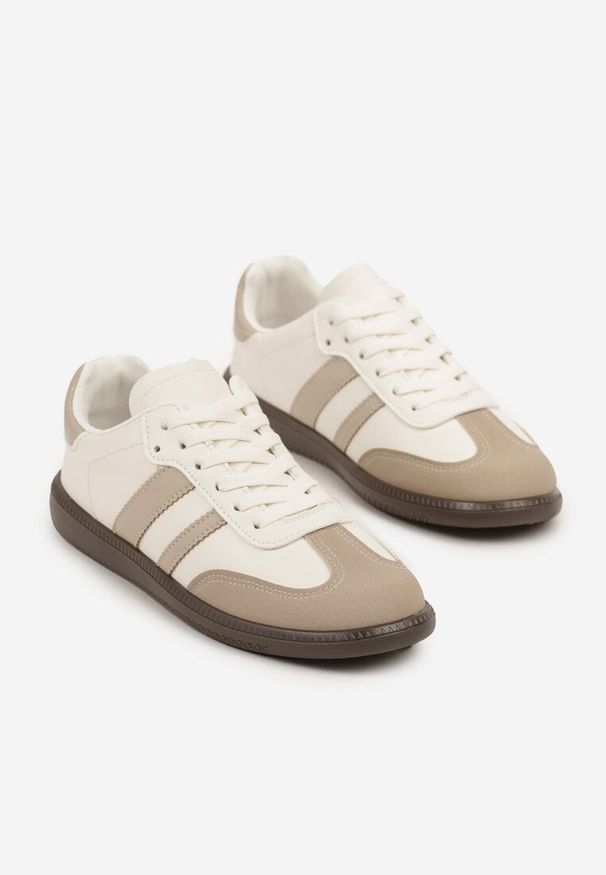 Born2be - Beżowo-Białe Płaskie Sneakersy Ozdobione Paskami Glaria. Okazja: na co dzień. Zapięcie: pasek. Kolor: beżowy. Materiał: jeans. Wzór: aplikacja