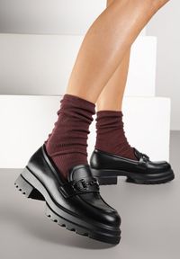 Born2be - Czarne Mokasyny na Grubej Podeszwie z Tłoczeniem i Klamrą Ilrezza. Okazja: na co dzień. Zapięcie: klamry. Kolor: czarny. Styl: klasyczny, casual, elegancki