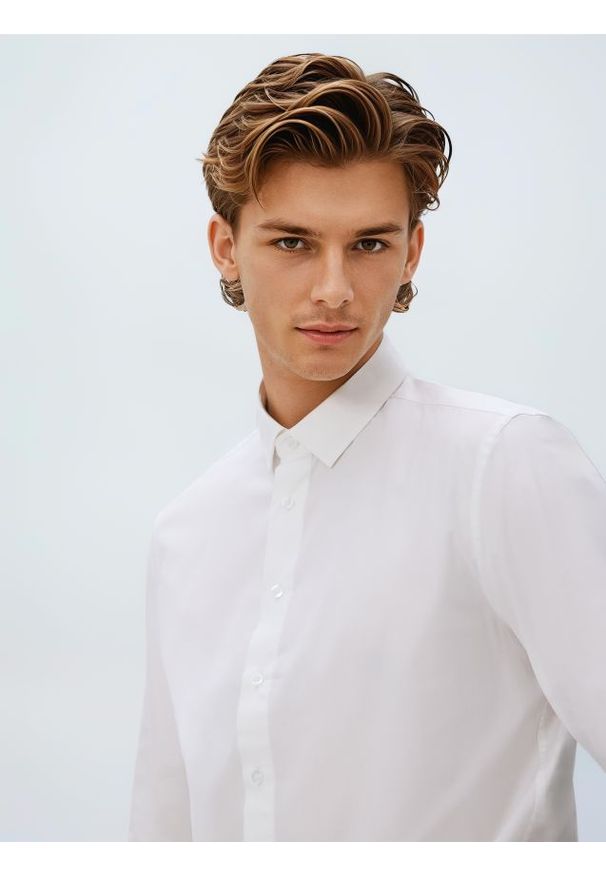 Reserved - Gładka koszula slim fit - biały. Kolor: biały. Materiał: bawełna, tkanina. Wzór: gładki