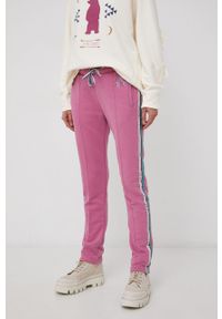 Femi Stories Spodnie damskie kolor fioletowy z nadrukiem. Kolor: fioletowy. Wzór: nadruk #1