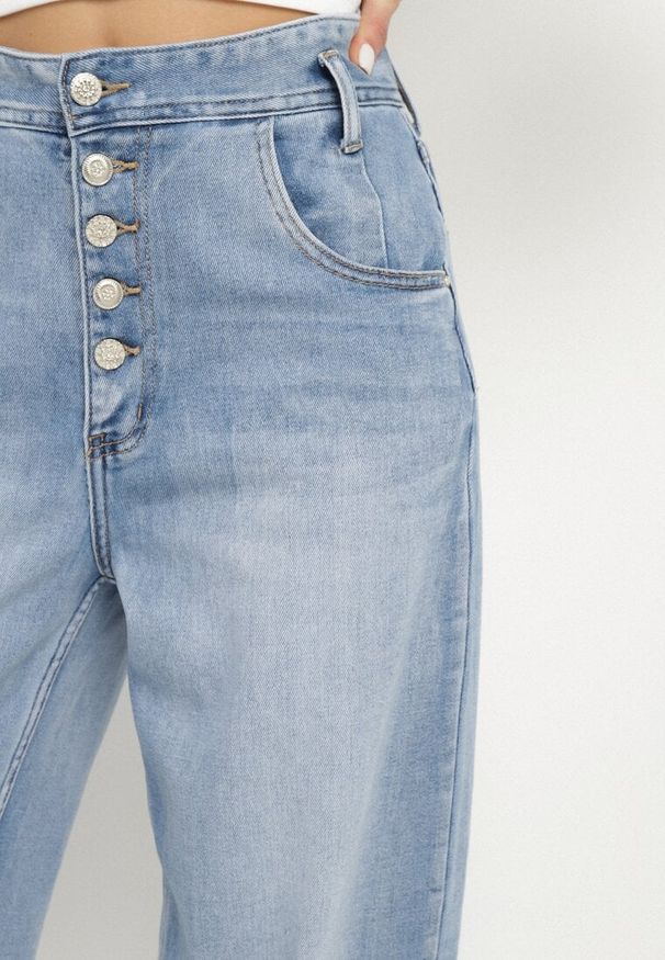 Born2be - Niebieskie Jeansy o Kroju Mom Fit z Wysokim Stanem i Guzikami Viloiti. Okazja: na co dzień. Stan: podwyższony. Kolor: niebieski. Styl: klasyczny, elegancki, casual