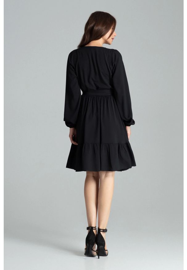 Sukienki.shop - Sukienka boho rozkloszowana kopertowa midi z falbaną czarna. Okazja: na imprezę, na randkę. Kolor: czarny. Typ sukienki: kopertowe. Styl: boho. Długość: midi