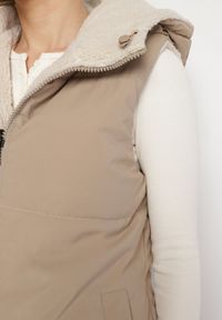 Born2be - Ciemnobeżowa Pikowana Kamizelka Dwustronna z Futerkiem Typu Baranek i Kapturem Lertiala. Okazja: na co dzień. Kolor: beżowy. Materiał: futro. Wzór: aplikacja. Styl: klasyczny, casual, elegancki #4