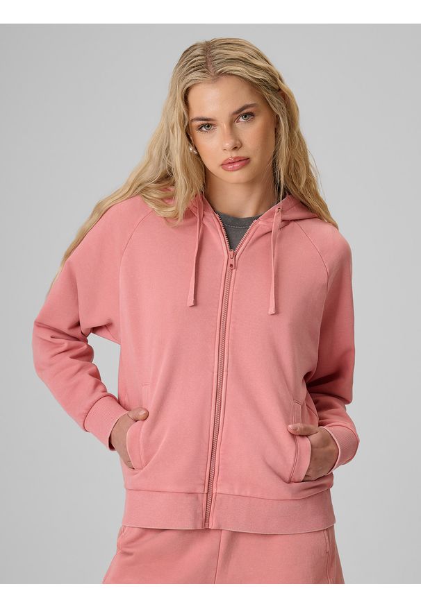 4f - 4F Bluza dresowa relaxed z kapturem damska - łososiowa XL. Okazja: na co dzień. Typ kołnierza: kaptur. Kolor: pomarańczowy. Materiał: dresówka. Styl: casual