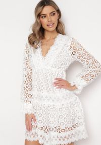 Born2be - Biała Sukienka Mellathe. Kolor: biały. Materiał: koronka, materiał. Długość rękawa: długi rękaw. Wzór: aplikacja, ażurowy. Styl: wizytowy. Długość: mini