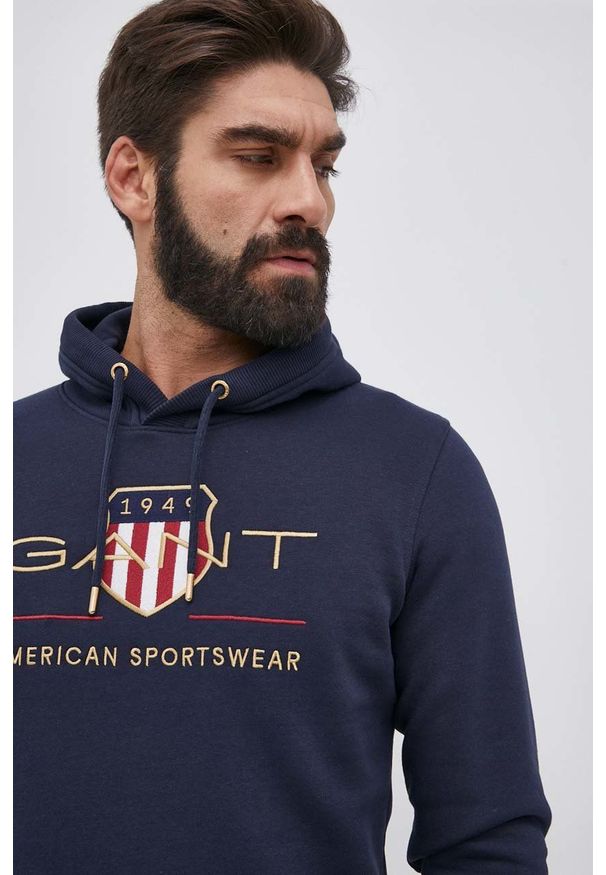 GANT - Gant Bluza 2047056 męska kolor granatowy z kapturem z aplikacją. Okazja: na co dzień. Typ kołnierza: kaptur. Kolor: niebieski. Wzór: aplikacja. Styl: casual