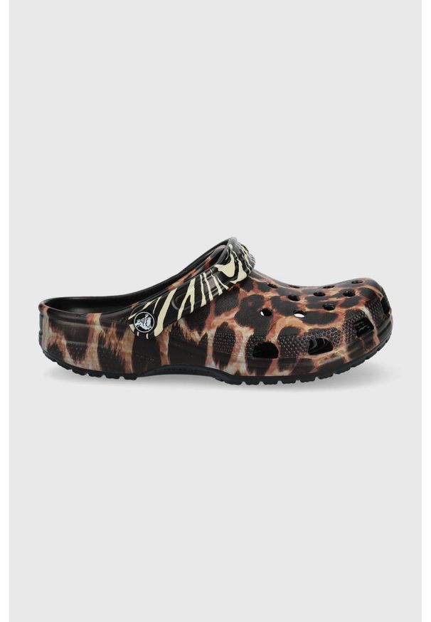 Crocs klapki damskie kolor brązowy. Kolor: brązowy. Materiał: materiał