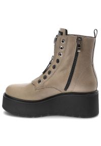 Beżowe Botki Armodo Damskie Modne Obuwie. Okazja: na spacer. Zapięcie: zamek. Kolor: beżowy. Materiał: skóra. Wzór: aplikacja. Obcas: na obcasie. Wysokość obcasa: średni #4